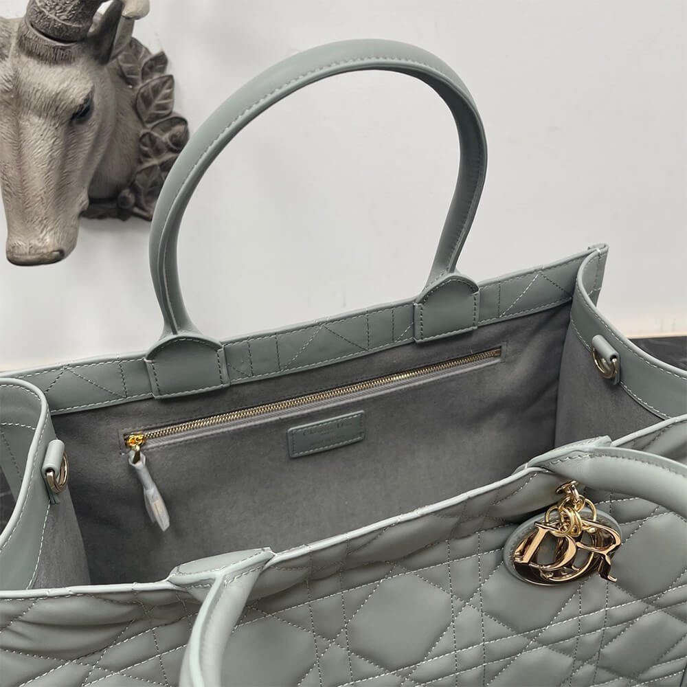 D10r Medium D10r Book Tote