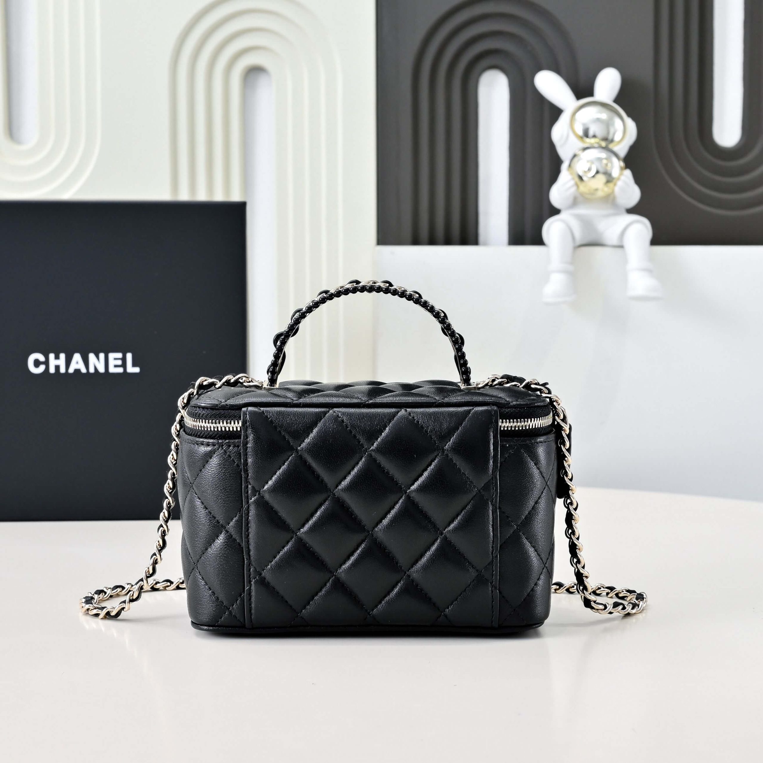 Ch**el Long Vanity with chain
