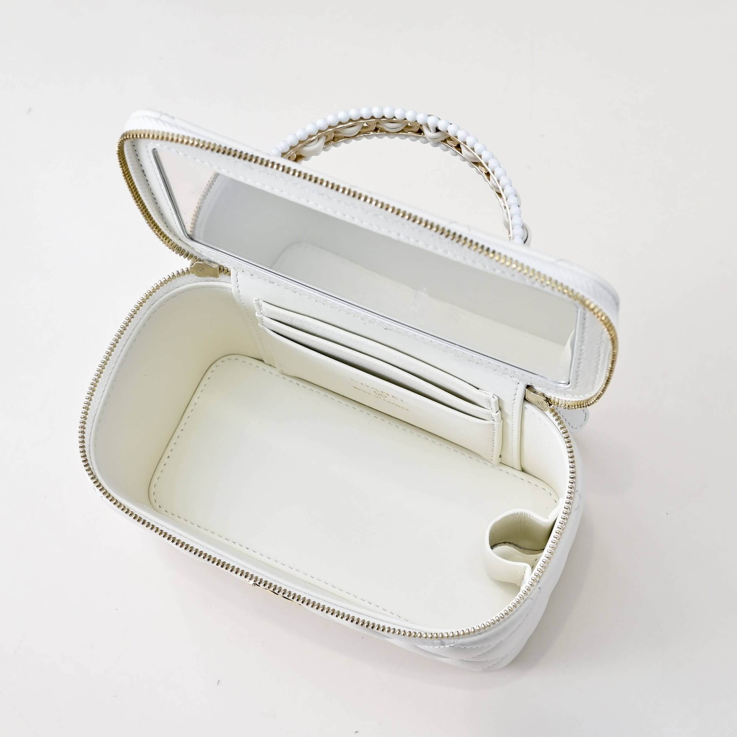 Ch**el Long Vanity with chain